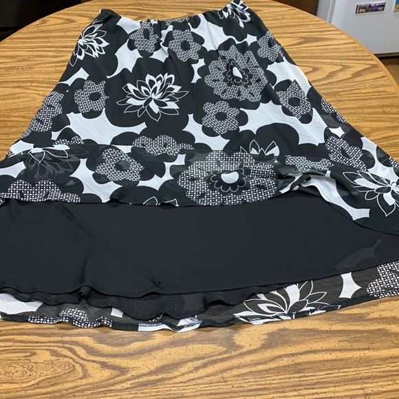 Long modest Lane Bryant black and white flower skirt - Picture 2 of 6